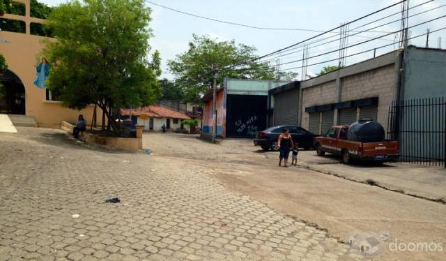 VENDO LOCALES COMERCIALES CON CASA EN SANTA ROSA DE LIMA - 1