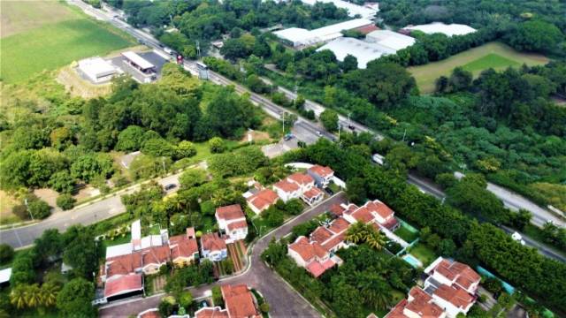 Terreno 7,590 varas cercano Bosques de Lourdes - 1